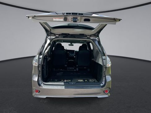 Used 2016 Toyota Sienna SE FWD image 30