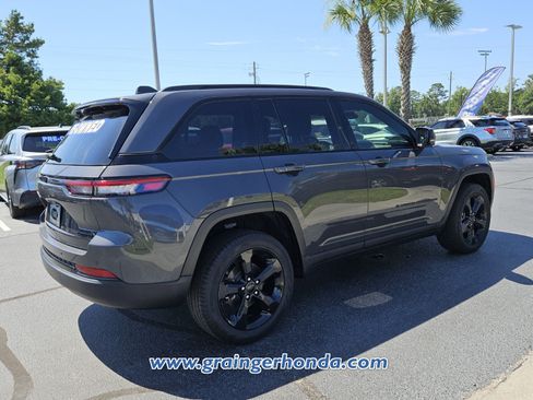 Used 2024 Jeep Grand Cherokee Limited w/ Black Appearance Package AWD/4WD image 5