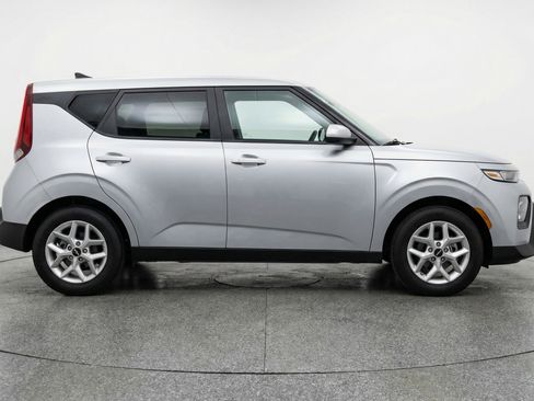 Used 2025 Kia Soul LX w/ LX Technology Package image 11