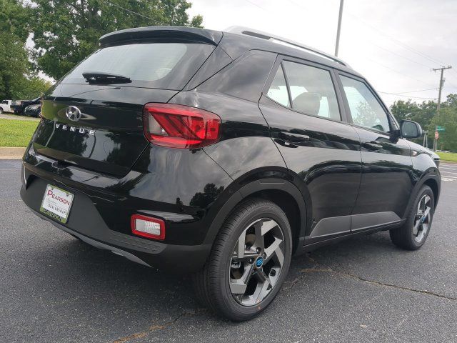 Used 2026 Hyundai Venue SEL FWD image 4