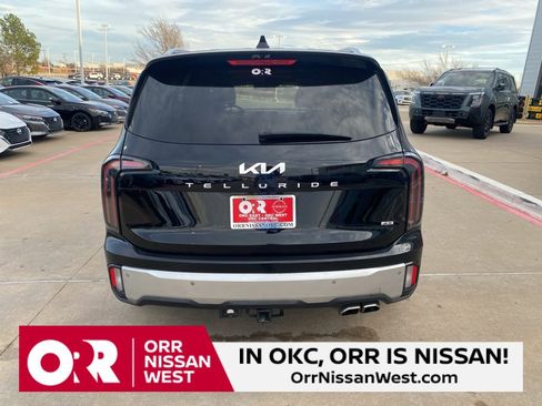 Used 2024 Kia Telluride EX w/ EX Captain's Chair Package image 4