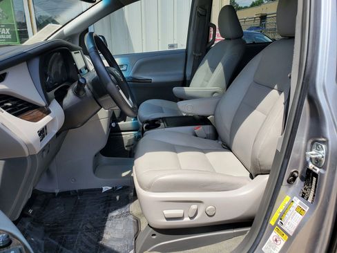 Used 2017 Toyota Sienna XLE w/ XLE Navigation Package FWD image 45
