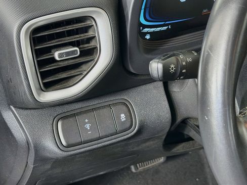 Used 2025 Hyundai Venue SEL FWD image 17