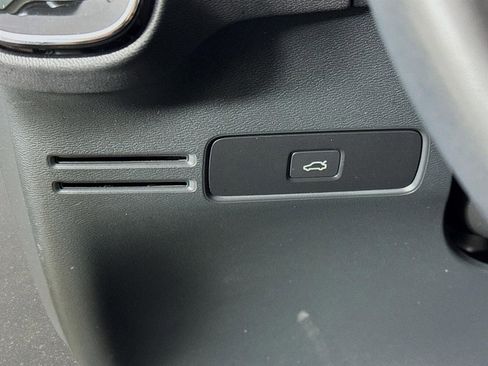 Used 2023 Volvo XC40 B4 Ultimate image 11