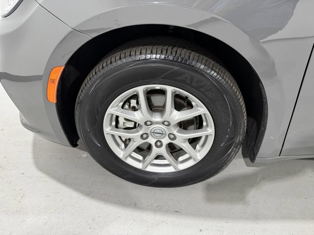 Used 2025 Chrysler Pacifica Select FWD image 9