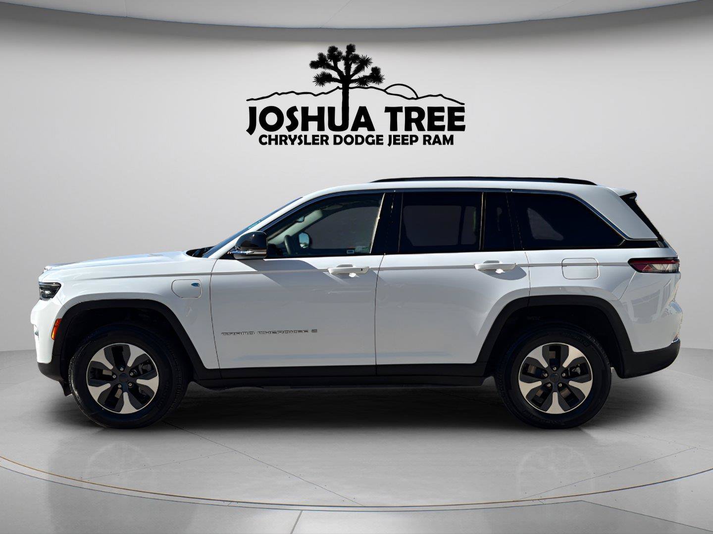 Used 2023 Jeep Grand Cherokee 4WD 4xe image 4