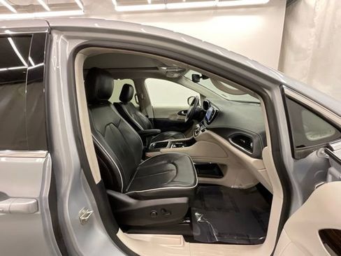Used 2023 Chrysler Pacifica Limited FWD image 23