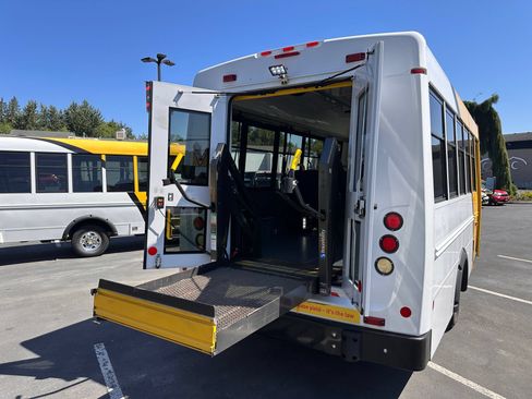 Used 2014 Chevrolet Express 4500 RWD image 10