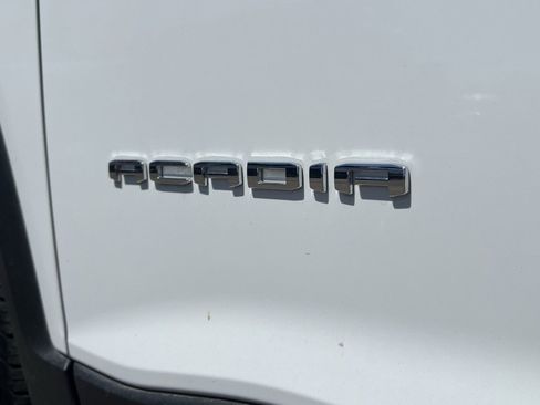 Used 2023 GMC Acadia SLE w/ Driver Convenience Package image 6