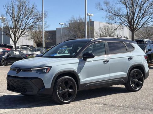 Used 2025 Volkswagen Taos SE image 32