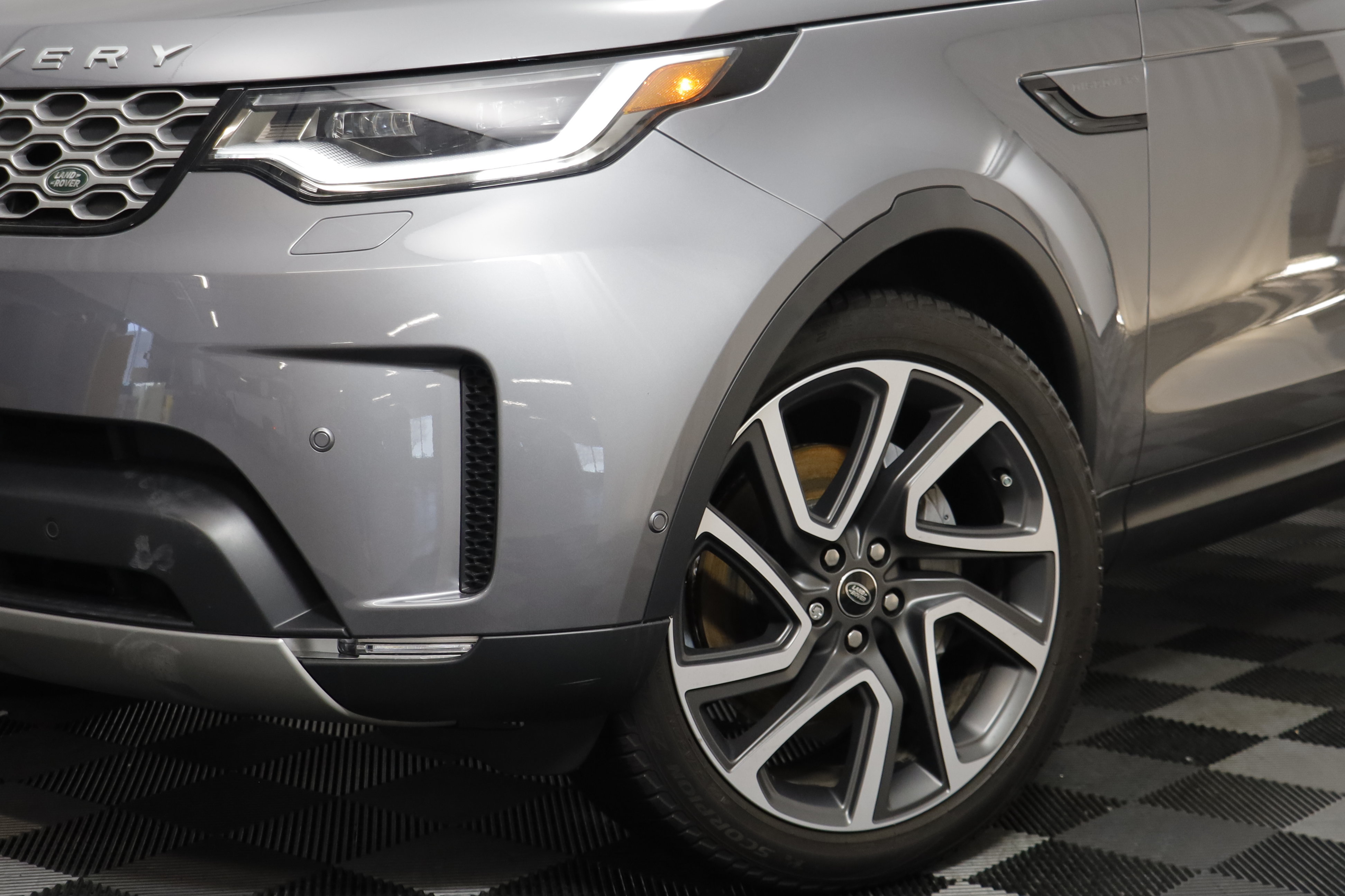 Used 2025 Land Rover Discovery S AWD/4WD image 3