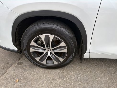 Used 2022 Toyota Highlander XLE image 16