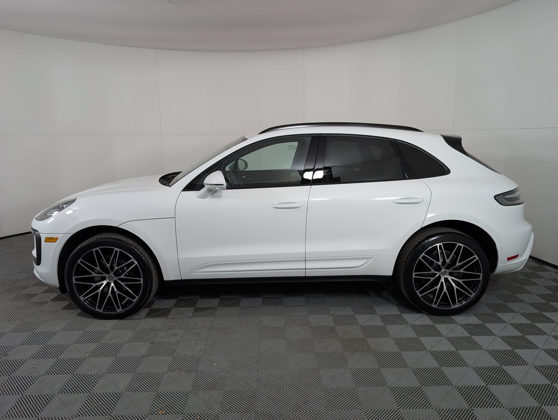 Certified 2026 Porsche Macan AWD/4WD image 2