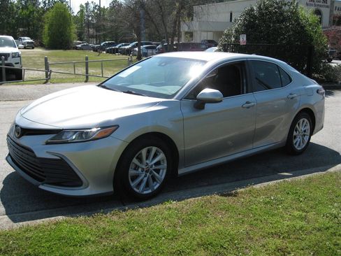 Used 2021 Toyota Camry LE image 3