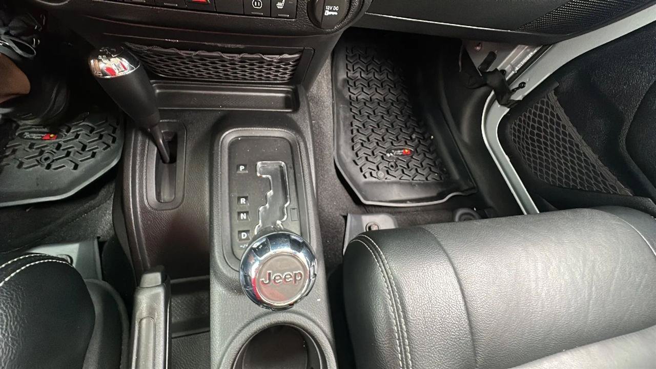 Used 2012 Jeep Wrangler Unlimited Sahara w/ Max Tow Pkg AWD/4WD image 44
