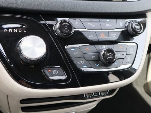 Used 2023 Chrysler Pacifica Touring-L FWD image 17
