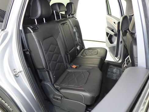 Used 2025 Volkswagen Atlas SE FWD image 19