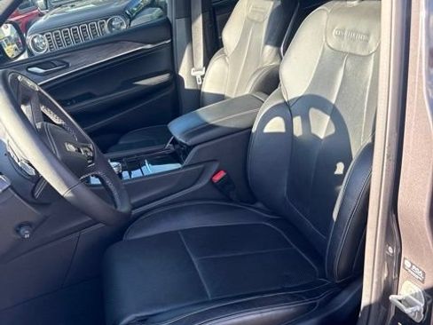 Used 2023 Jeep Grand Cherokee Overland w/ Luxury Tech Group IV AWD/4WD image 10