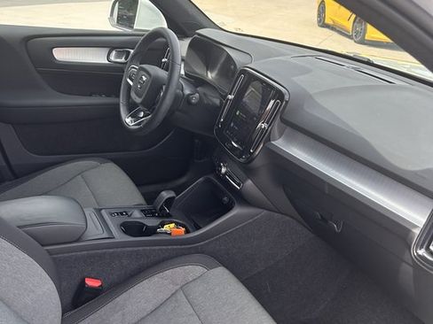 Used 2024 Volvo XC40 B5 Core AWD/4WD image 15