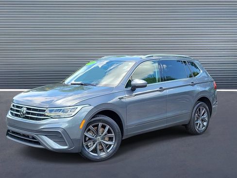 Used 2024 Volkswagen Tiguan SE FWD image 1