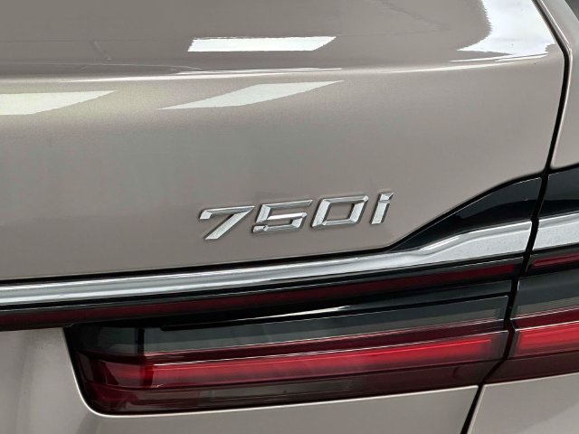 Used 2021 BMW 750i xDrive AWD/4WD image 24