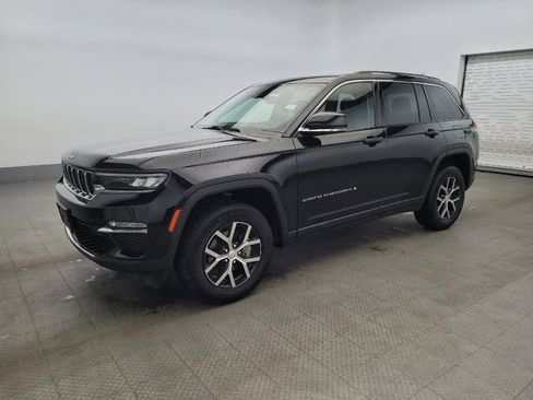 Used 2023 Jeep Grand Cherokee Limited image 2