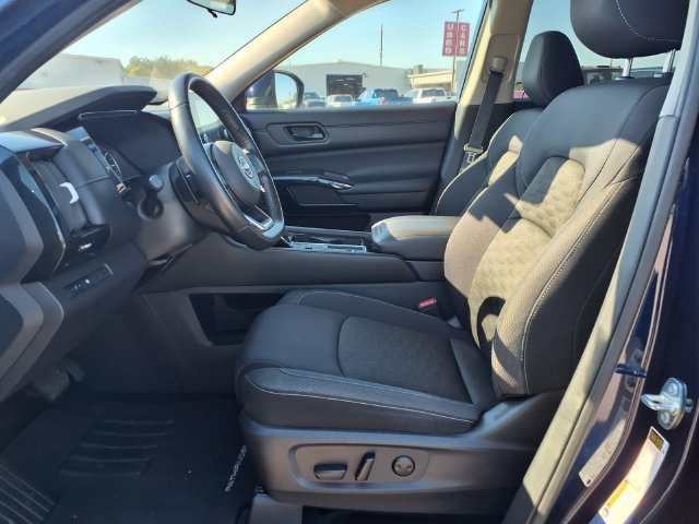 Used 2024 Nissan Pathfinder SV FWD image 25