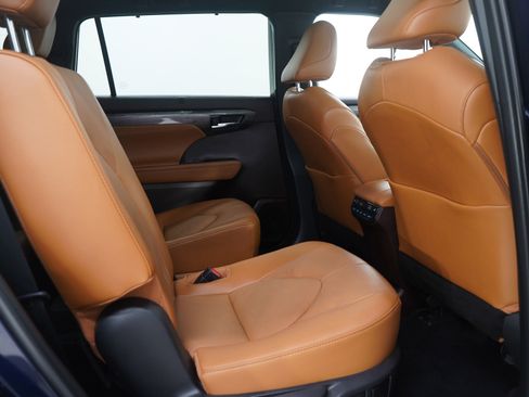 Used 2022 Toyota Highlander Platinum image 14