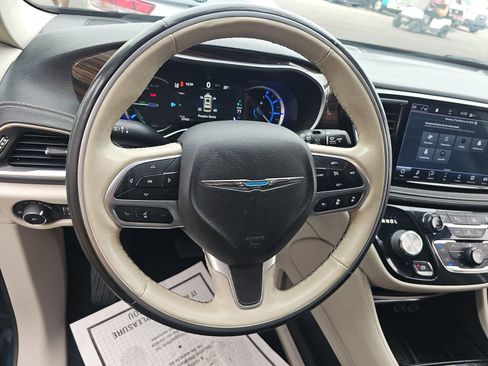 Used 2021 Chrysler Pacifica Limited w/ Premium & Safety Sphere Group image 10