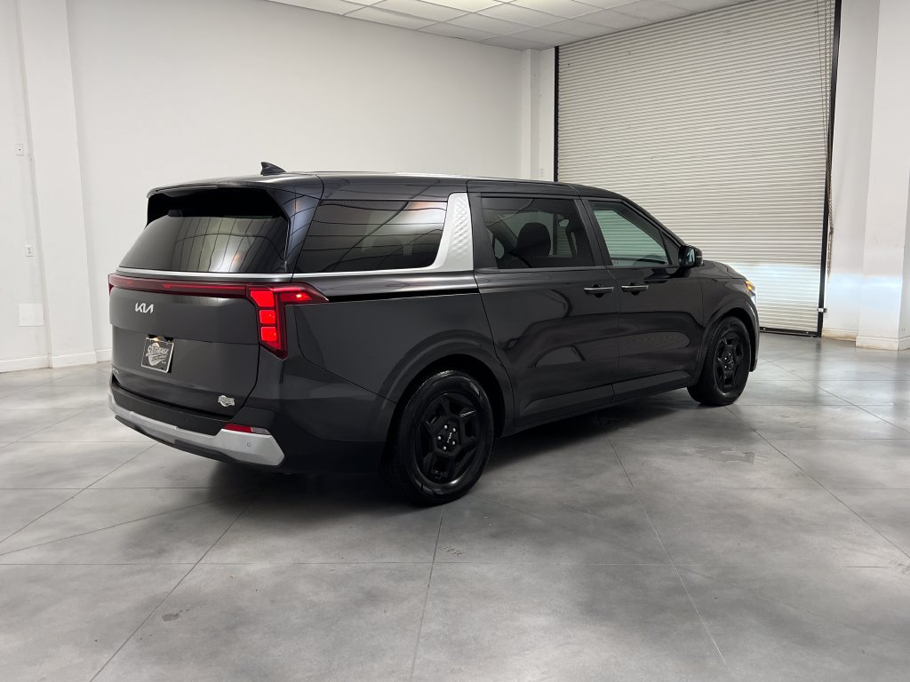 Used 2025 Kia Carnival FWD image 9