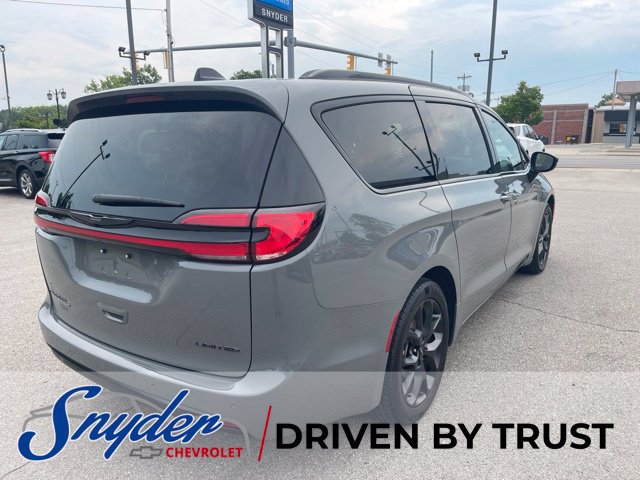 Used 2025 Chrysler Pacifica Limited FWD image 3