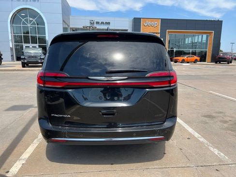 Used 2022 Chrysler Pacifica Touring-L w/ Uconnect Theater Family Group FWD image 4