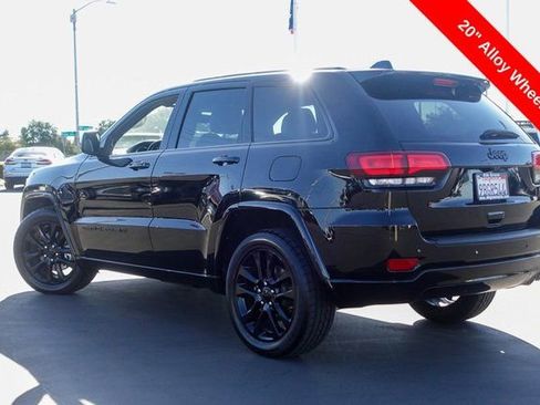 Used 2022 Jeep Grand Cherokee Laredo X image 3