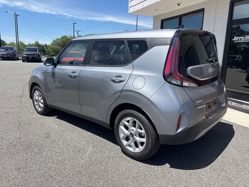 Used 2025 Kia Soul LX w/ LX Technology Package FWD image 6