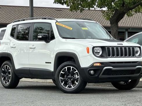 Used 2023 Jeep Renegade Latitude image 2