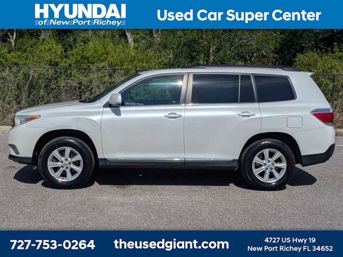 Used 2011 Toyota Highlander SE w/ Tow Pkg FWD image 2