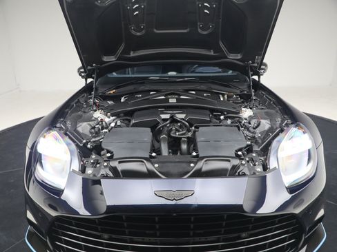 Used 2025 Aston Martin Vanquish RWD image 33
