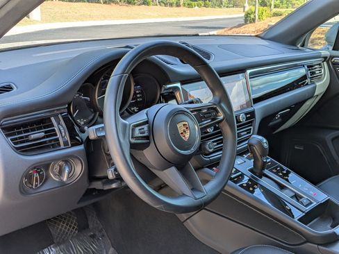 Certified 2025 Porsche Macan AWD/4WD image 4