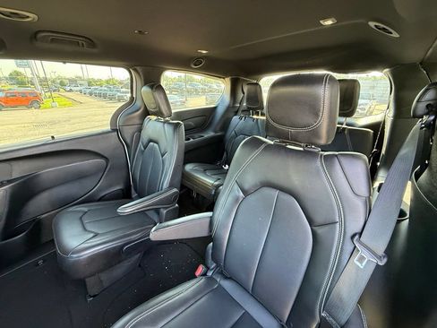 Used 2025 Chrysler Pacifica Select FWD image 25
