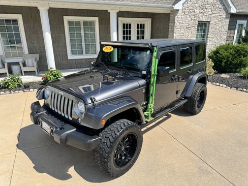 Used 2018 Jeep Wrangler Unlimited Sahara w/ Connectivity Group AWD/4WD image 28