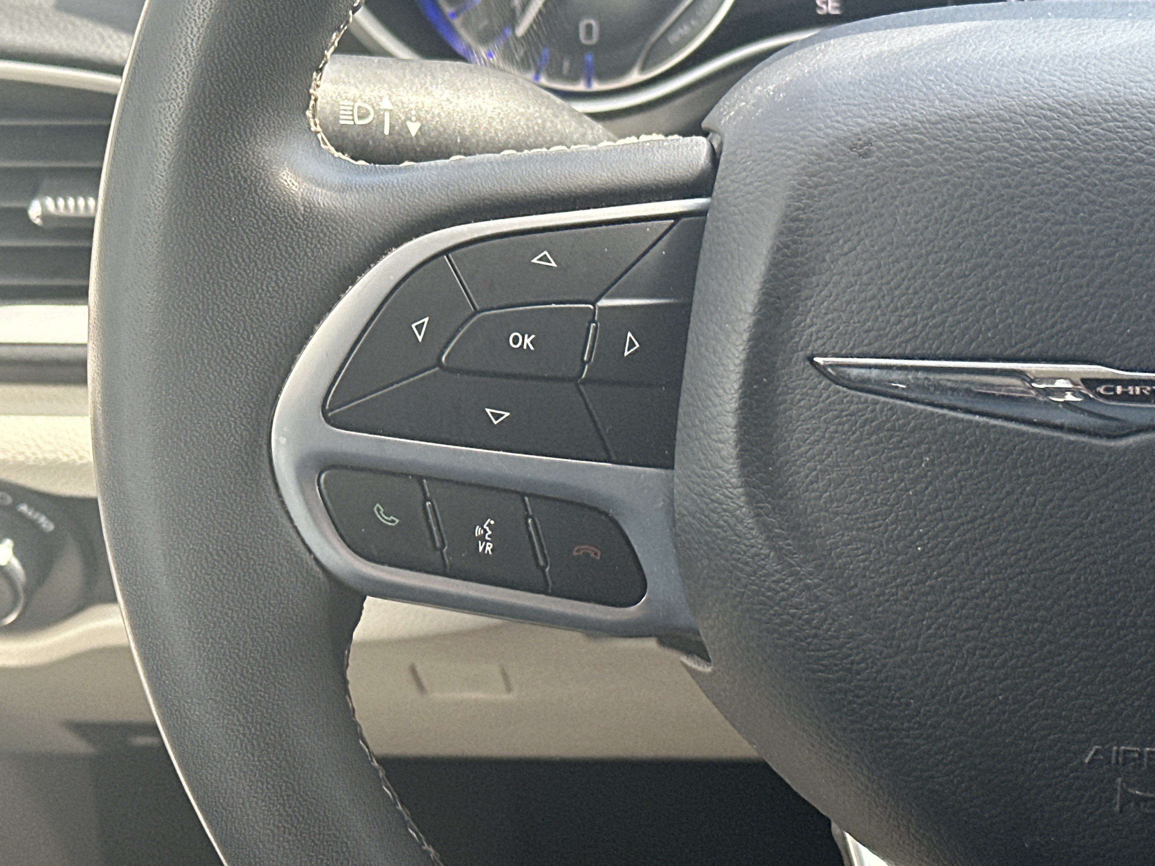 Used 2023 Chrysler Pacifica Touring-L FWD image 18