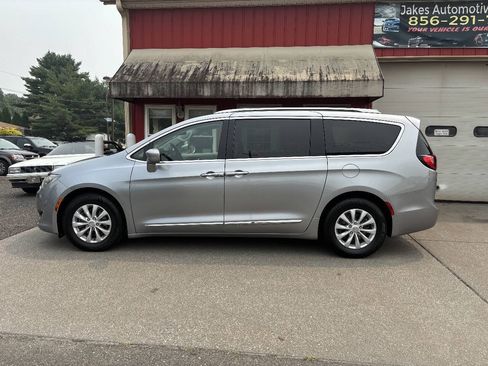 Used 2018 Chrysler Pacifica Touring-L FWD image 1