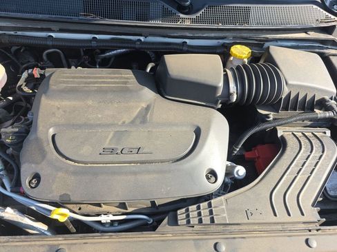 Used 2024 Chrysler Pacifica Touring-L image 14