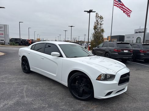 Used 2012 Dodge Charger SE image 8