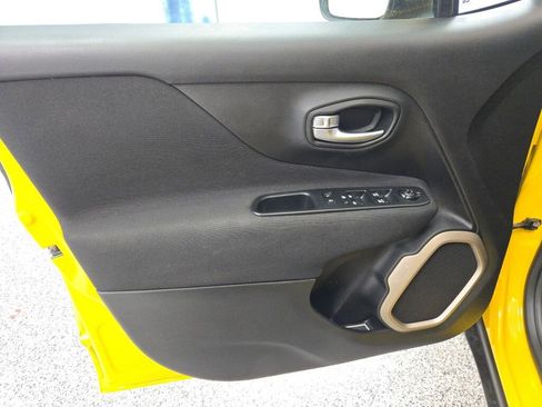 Used 2017 Jeep Renegade Latitude w/ Popular Equipment Group image 22