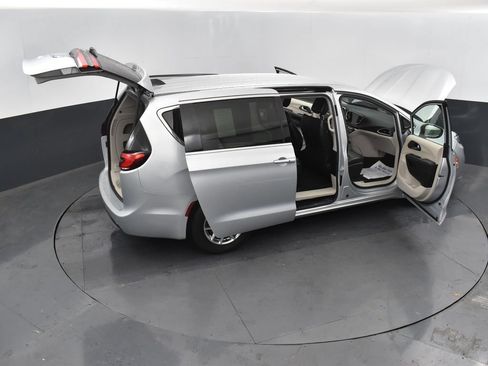 Used 2023 Chrysler Pacifica Touring-L FWD image 51