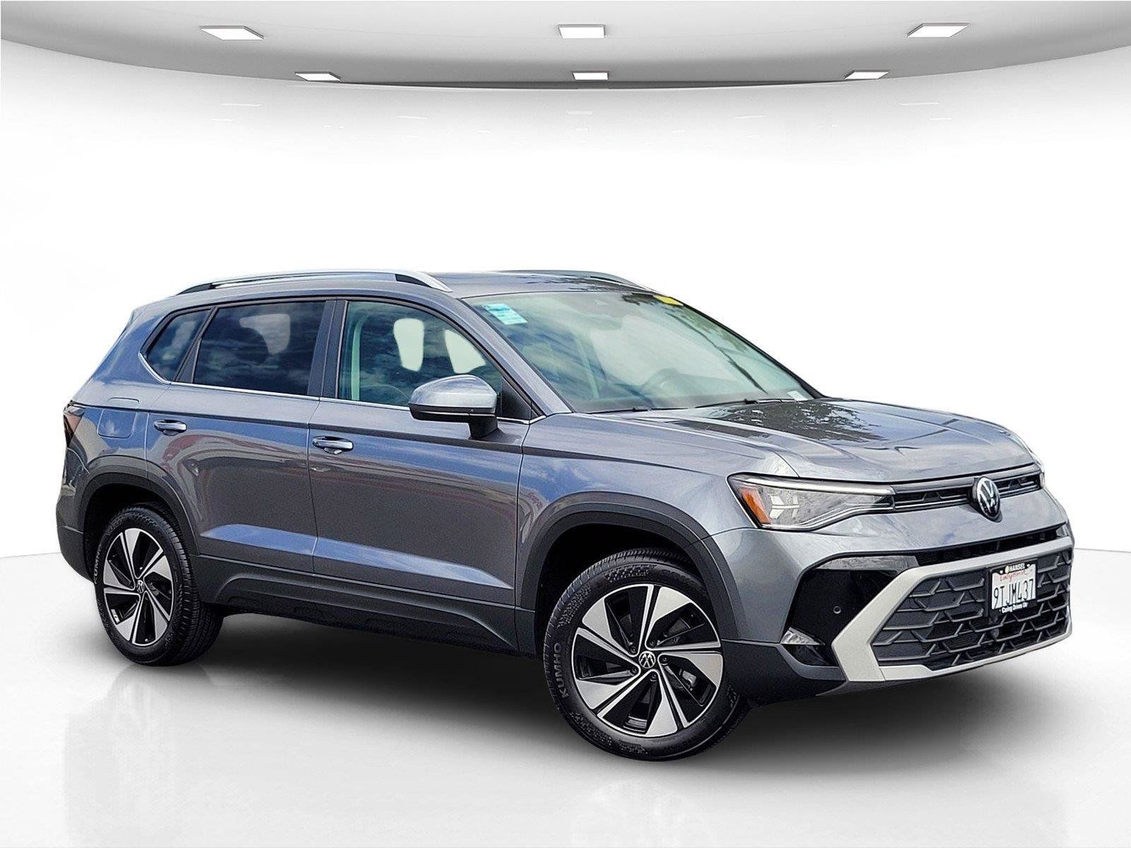 Certified 2025 Volkswagen Taos SE w/ Panoramic Sunroof Package AWD/4WD image 2