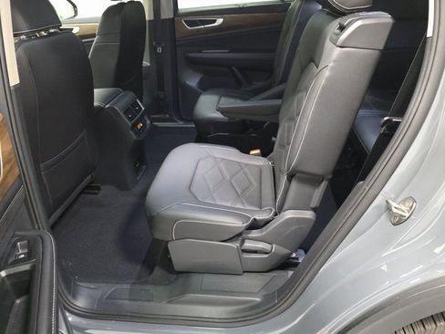 Used 2025 Volkswagen Atlas SE w/ Black Wheel Package image 13