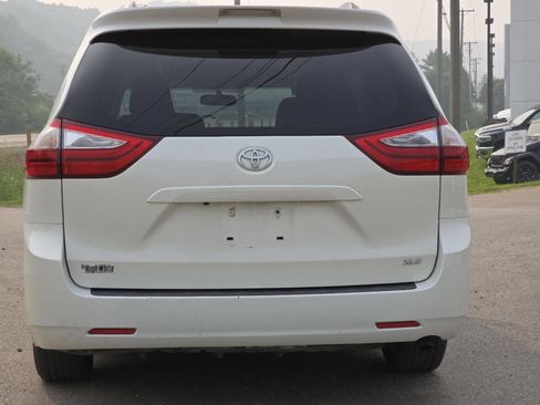 Used 2017 Toyota Sienna XLE FWD image 16