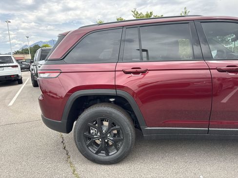 New 2025 Jeep Grand Cherokee Laredo image 14